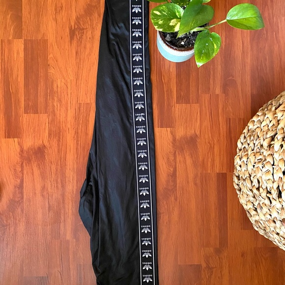 ADIDAS LEGGINGS. Size small. - Picture 4 of 4